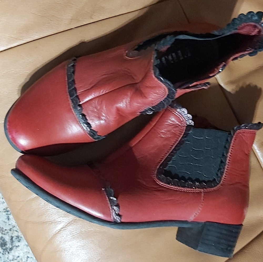 Fidji heeled red leather booties